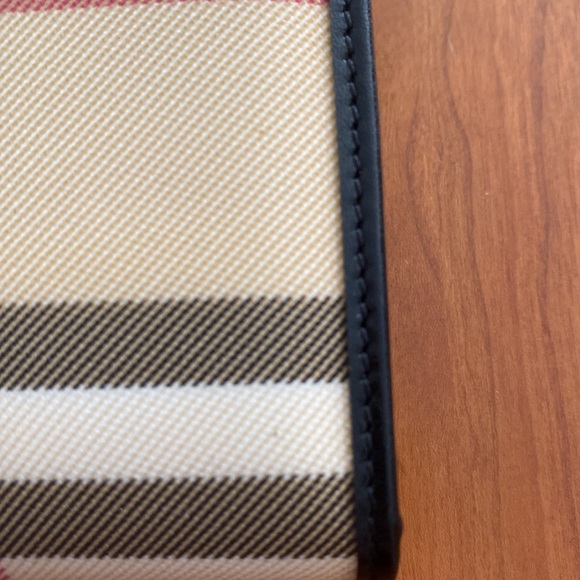 Burberry case - Picture 6 of 6